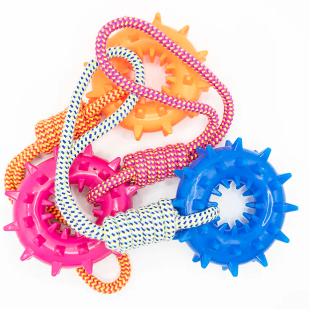 Aké sú výhody dizajnu výstroja Cotton Rope With Plastic Gear Dog Toy?